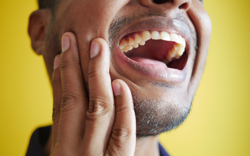 some essential dental care tips for seniors to avoid dental emergencies